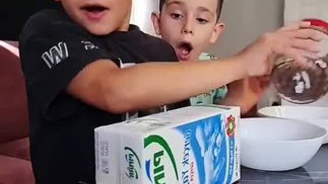 不小心把牛奶碰洒，结果被关起来面壁思过！ #是时候展现真正的技术了 #意想不到的结局 #看一遍笑一遍