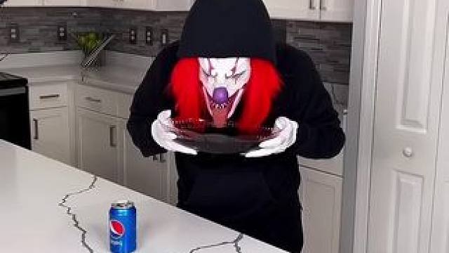 红毛怪学狗狗喝饮料，主人看后直接崩溃了！ #哈哈哈娱乐一下 #意想不到的结局 #看一遍笑一遍 #这操