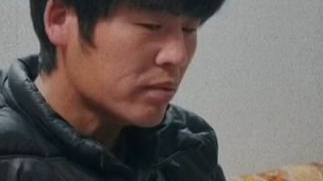 “爆火后的他 依然选择出摊卖饼”