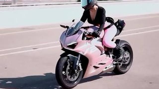 感受风和自由#杜卡迪v2 #日常溜车 #凹凸有致 #机车美女