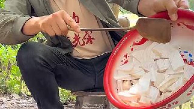 #农村美食 #我的乡村生活 #可惜你不是农村人 
土猪肉炒洋芋很香的