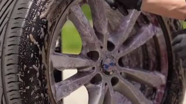 刹车产生的铁粉会吸附在轮毂和漆面上，要及时清理，不然会氧化轮毂和腐蚀漆面#汽车好物 #清洗轮毂