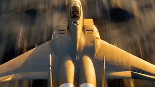 飞机可以用一只翅膀飞吗？ 飞机可以用一只翅膀飞吗？#战斗机 #武器科普 #军迷发烧友