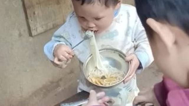 给孩子煮米线吃。#记录真实生活