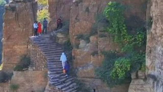 在河南林州有这样一个景点你一定没有来过，石板沟罗汉梯，因梯口树立着一块巨石，犹如罗汉守门，罗汉梯陡峭