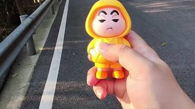 黑儿子买的玩具，自己玩的不亦乐乎#玩了个很新的东西 #蜡笔小新