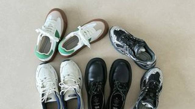 秋冬搭配黑色的鞋总不会出错的 这双百元即可到手的德比鞋，不仅质感很好，而且上脚非常柔软，可增高5cm