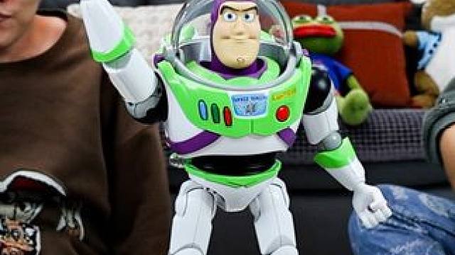 我不在家的时候它动了！巴斯光年机器人，玩具总动员 机器人全军出击 #机器人 #闪电麦昆