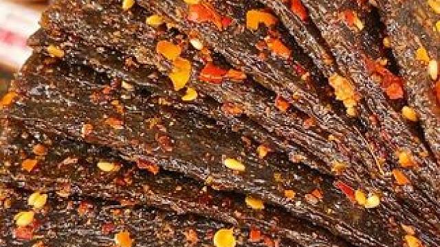 没想到现在还能买到小时候的臭干子辣条#零食推荐 #无辣不欢 #好吃到停不下来 #辣条