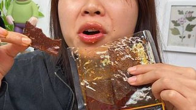 不得不说这个大千张是真的好吃，香香辣辣的根本停不下来#好吃到停不下来 #零食推荐 #追剧小零食