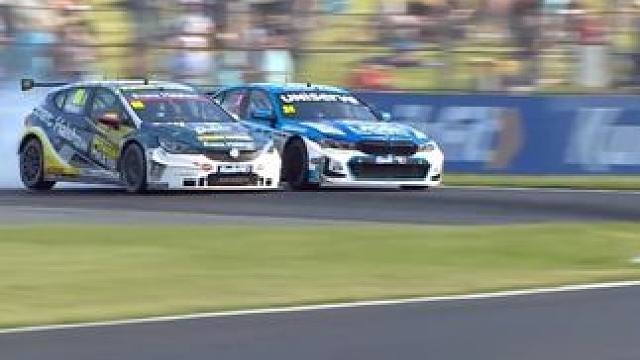 前驱沃克斯豪尔和后驱宝马3系的对抗 BTCC #弯道快才是真的快 #比赛现场 #专业车手 #赛道 #