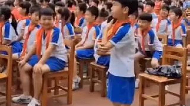 围观男生在台下跟跳，老师轻轻一推成就
了孩子，网友:就冲他边跑边跳的胆量，必
须点个赞#师生日常