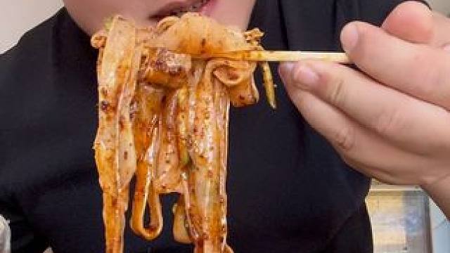 天气冷了，也可以吃饭爱吃的大凉皮，烧饼夹一切 #谁懂这个视频对吃货的杀伤力