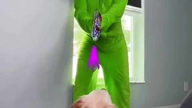 外星人入侵和人家，手里的小枪简直太厉害了！ #是时候展现真正的技术了 #哈哈哈娱乐一下 #意想不到的