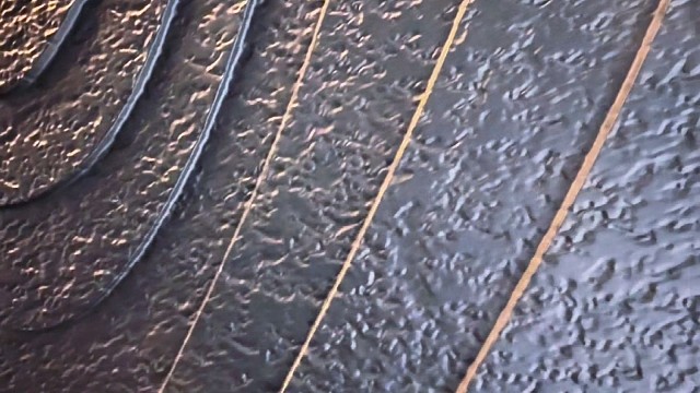 在门上雕刻的荷塘月色