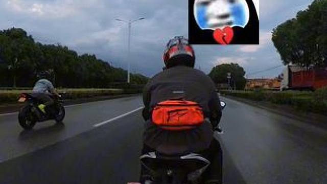 摩托佬最讨厌的雨天 #机车 #下雨天 #宝马s1000rr #你以为的vs实际上的 #无语
