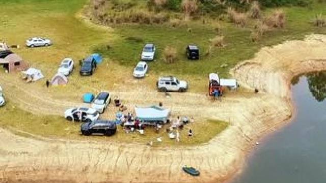 清晨的第一缕阳光洒在湖面上，唤醒了群山的静谧。在这里，每一次呼吸都是享受，每一刻都是心灵的治愈。别让