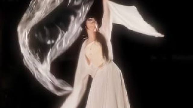 #歌曲相思伴明月 人有相思寄明月，月有倦时落栖枝#古典舞 #古风舞蹈 #氛围感