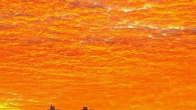 早上在床上睁开眼就看到这景象#火烧云 #随手拍天空 #随拍 #奇异天象 #难得一见