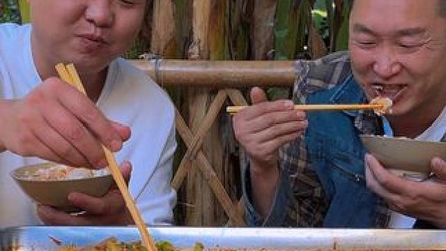 大哥钓鱼越来越牛，这样做烤鱼，下饭真的爽！ #新农人计划2024 #乡村生活里的温