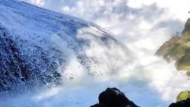 我总是在想，拍此视频时如果手机掉落……#敬畏大自然的鬼斧神工 #治愈系风景 #绝美流云飞瀑 #山水间