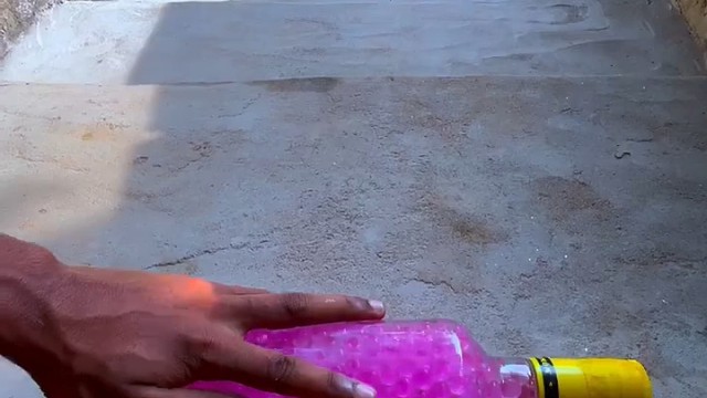 楼梯滚瓶子爆破解压时刻