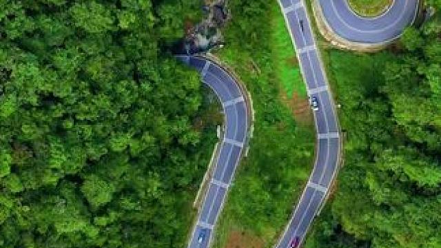 盐井河大峡谷光头山中的旅游公路#悬崖峭壁上的风景 #大自然的鬼斧神工 #一帧中国·大美广元#致广元·