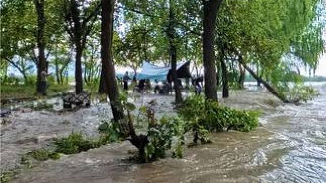 野餐露营突遇十年来最大的浦阳江支流涌潮。钱塘江大潮逆流而上百余公里还有如此威力实属罕见，不愧为天下奇