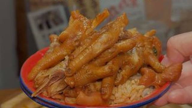 老茶头牛腩煲终于又上新品啦！ 109就能享受肥肠鸡爪煲套餐新品福利！鸡爪肥肠➕牛肉滑➕椰香鸭血➕土豆