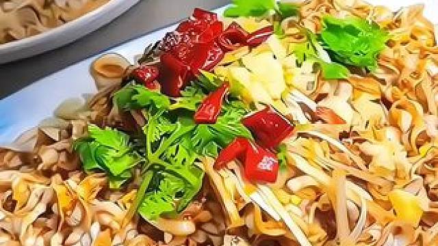 海边人都喜欢吃的#扇贝边 它也叫鲍鱼边，你吃过吗？它现在虽说是白菜价。但是味道真的很鲜美，口感是爽滑