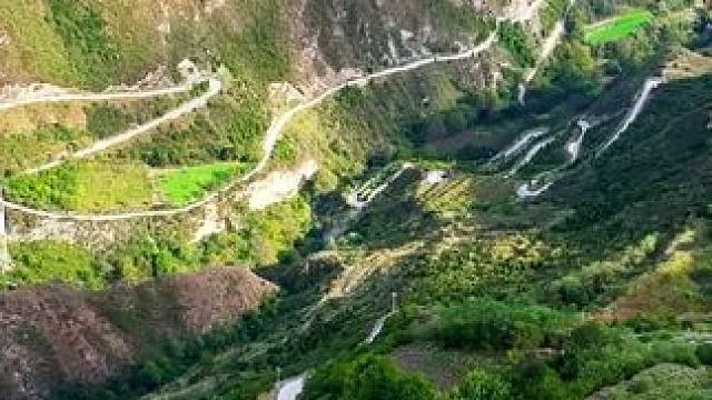 这是川西理县甘堡乡甘堡村夕阳下的山路弯弯#宣传家乡旅游文化 #川西美景 #台地文明 #我的乡村生活 