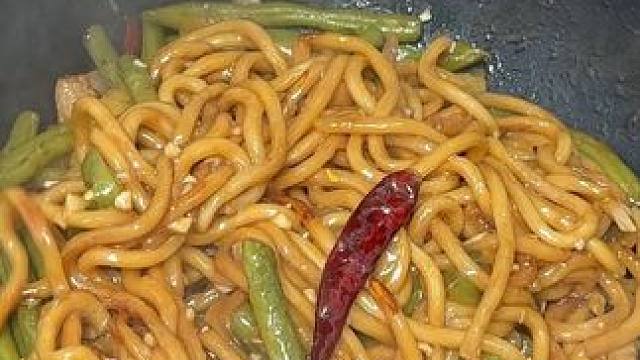 每个热气腾腾的画面都值得被记录！今天吃的是 饭菜一锅出的豆角焖面#家常菜 #开饭喽 #豆角焖面 #焖