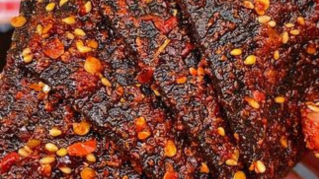 童年回忆臭干子 不得不说这个臭干子辣条真的太好吃了，还是小时候的味道，吃起来香香辣辣的#零食推荐 #