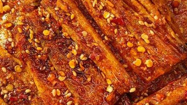 不是甜辣！不是甜辣！这个手撕豆皮真的不是甜辣！香辣味咸咸辣辣，魔鬼辣真的很辣！#零食推荐 #辣条 #