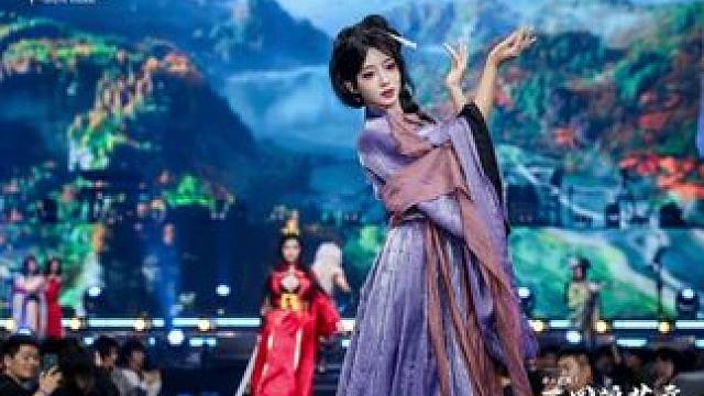 远远的虚化背景里看到一个闪亮的主角--关妹 正在朝我走来 #率土之滨 #率土星推计划 #率土庆典 #