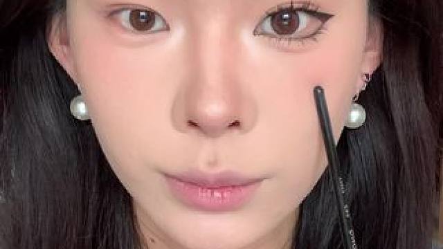 一分钟手把手教会你画小猫眼线！ #眼线画法 #小猫眼线 #眼线教程 #新手化妆教程