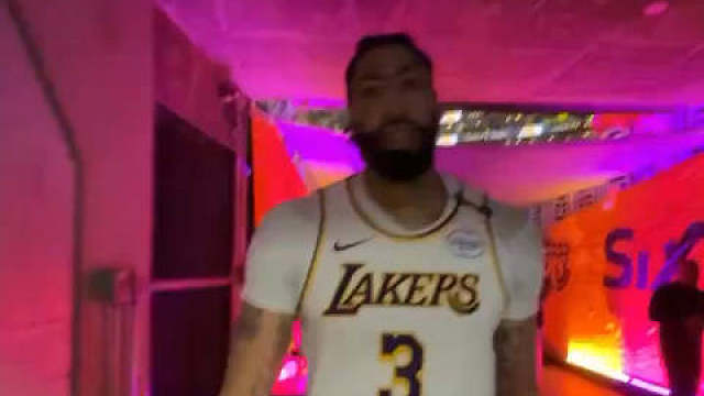 浓眉在通道喊着詹姆斯的名字，好磕赛后眉老弟评价老詹，太中肯了：“就在你认为他正在放慢脚步的时候，他却