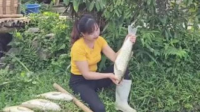 采集竹笋#荒野建造#我的乡村生活 #美女 #竹笋 #上热门 #荒野建造