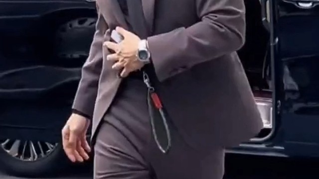 陈伟霆褐色西装新造型，和粉丝点头打招呼超帅，新电视剧《许我耀眼》上班路透 #陈伟霆