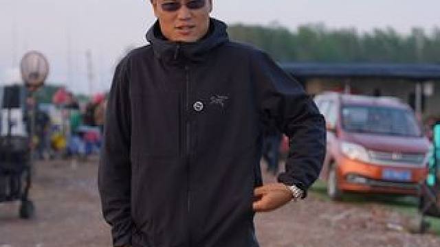 今天手指带伤不上阵，让竞技选手上场甩两杆~ 