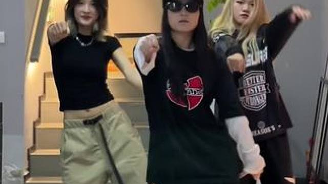 你可以当花洒但姐必须潇洒#foryoupage #超绝运镜#呲牙舞进化到7.0版