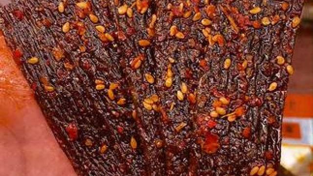 这个湖南的手工辣条是真的好吃，吃起来香香辣辣的嚼劲十足，太上头啦#无辣不欢 #好吃到停不下来 #辣条