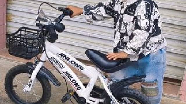 小宝宝踩单车#萌娃骑车 #无忧无虑的童年 #阳光小男孩 ##萌娃骑车 #萌娃