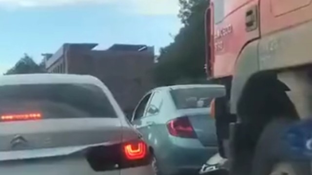 连滚带爬的钻到另一个盲区了