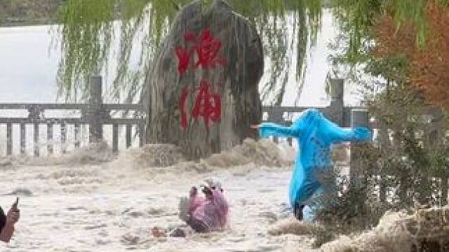 钱塘江大潮奔涌百余公里进入支流威力十足，冲上公园观潮平台，不可思议#钱塘江支流涌潮