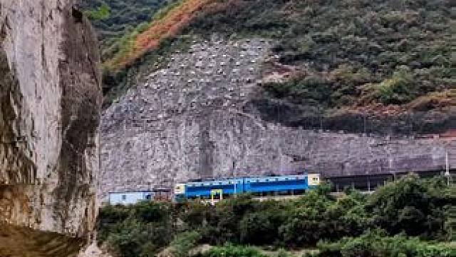 宝成铁路线上火车穿越山川河流，途经美景如画的嘉陵江 #宝成铁路 #中国铁路 #美在山水间 #我是家乡