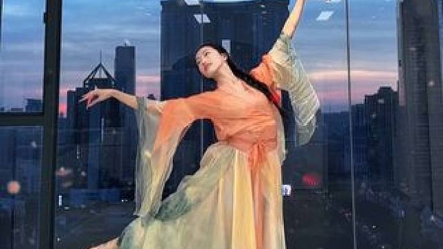 原创编舞《春不晚》姑娘一句春不晚，痴儿留在真江南 #原创编舞 #春不晚 #古典舞 #国风古韵 #亦舞