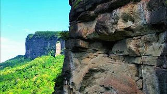 发现剑门关关楼右边悬崖上的头像，像电影里面的猩猩金刚，又像人像，你看出来了吗？#天下奇石 #大自然的