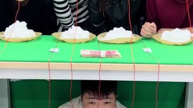 抠门老板发奖励#搞笑视频 #搞笑办公室 #办公室游戏