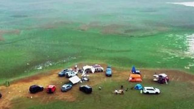 看看这碧波荡漾的湖水，还有脚下柔软的绿草，是不是瞬间感觉心情都明媚起来了？这里不仅空气清新，还能享受